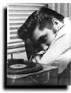 En 1954, da comienzo la carrera discogrfica de Elvis Presley. 6 De Julio 1954 - Thats All Right (Mama) / Blue Moon Of Kentucky    Septiembre 1954 -  Good RockinTonight/I Dont Care If The Sun Dont Shine 